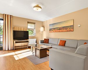 Eetkamer in Coldenhove vakantiehuis, Eerbeek, Veluwe met grote tafel en leren stoelen.