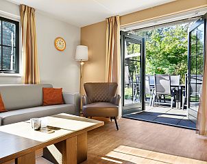 Detail van keuken in Coldenhove bungalow, Eerbeek, Gelderland met koffiezetapparaat.