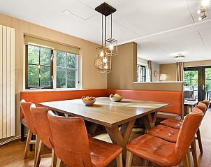 Terras met ligstoelen bij Coldenhove vakantiehuis, Eerbeek, Gelderland.