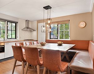 Inkomhal met trap in Coldenhove bungalow, Eerbeek, Veluwe.