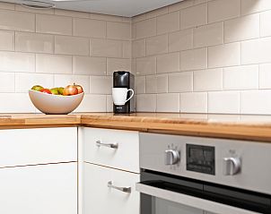 Toegankelijk toilet in Coldenhove bungalow, Eerbeek, Veluwe met handgrepen.
