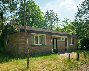 Moderne eetruimte in Coldenhove 8-persoons bungalow, Eerbeek, Veluwe met ruime zithoek.
