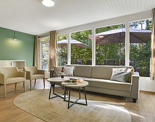 Stijlvolle keuken in Coldenhove 8-persoons bungalow, Eerbeek, Veluwe met eetbank.