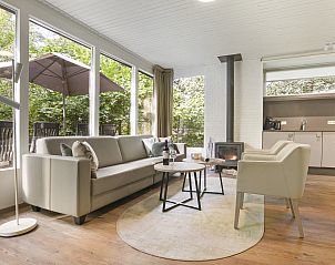 Gezellige eettafel in Coldenhove 8-persoons bungalow, Eerbeek, Veluwe klaar voor diner.