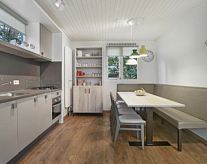 Schaduwrijk terras van Coldenhove 8-persoons bungalow, Eerbeek, Veluwe met grote parasols.