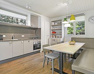 Rustige slaapkamer met opbergruimte in Coldenhove 8-persoons bungalow, Eerbeek, Veluwe.