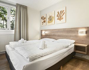 Moderne badkamer in Coldenhove 8-persoons bungalow, Eerbeek, Veluwe met douche en bad.