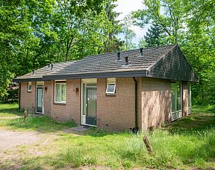 Sfeervolle open haard in Coldenhove vakantiehuis 4B, Eerbeek, Veluwe, met knusse zithoek en moderne voorzieningen.