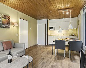 Keuken van Coldenhove vakantiehuis 4B in Eerbeek, Veluwe, met ruime eettafel en uitzicht op de groene omgeving.