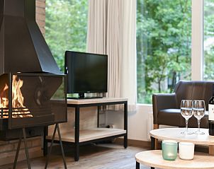 Lichte woonruimte in Coldenhove 4-persoons bungalow 4B in Eerbeek, Veluwe, met moderne keuken en comfortabele zithoek.