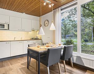 Stijlvolle slaapkamer in Coldenhove vakantiehuis 4B, Eerbeek, Veluwe, met tweepersoonsbed en natuurlijke decoratie.