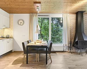 Moderne slaapkamer in Coldenhove bungalow 4B in Eerbeek, Veluwe, met wastafel en ruime opbergkast.