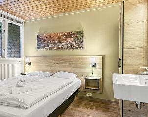 Strakke wastafel in Coldenhove 4-persoons bungalow 4B, Eerbeek, Veluwe, met moderne kranen en tegelwerk.