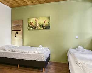 Knusse eenpersoonsbedden in Coldenhove vakantiehuis 4B, Eerbeek, Veluwe, met sfeervolle verlichting.