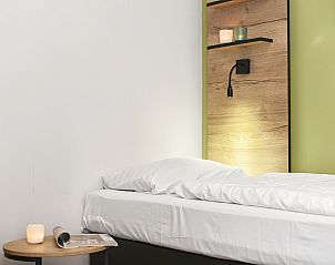 Achterzijde van Coldenhove 4-persoons bungalow 4B in Eerbeek, Veluwe, met toegang tot de groene tuin.