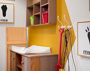 Eetkamer met uitzicht in Coldenhove 6-persoons kinderbungalow, Eerbeek, Veluwe, Gelderland.