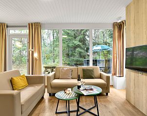 Slaapkamer met houten accenten in Coldenhove 6-persoons kinderbungalow, Eerbeek, Veluwe, Gelderland.