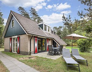 Ruime eetkamer in Coldenhove bungalow, Eerbeek, Veluwe, ideaal voor familiediners.
