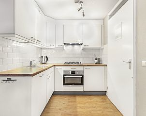 Sfeervolle slaapkamer met kunst in Coldenhove bungalow, Eerbeek, Veluwe.