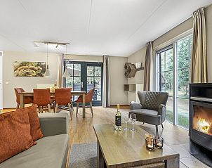 Lichte slaapkamer met kunstwerk in Coldenhove 6-persoons bungalow, Eerbeek, Veluwe.