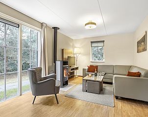Gezellige slaapkamer met houten accenten in Coldenhove bungalow, Eerbeek, Veluwe.