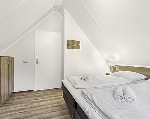 Moderne badkamer met dubbele wastafel in Coldenhove bungalow, Eerbeek, Veluwe.