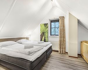 Badkamer met sauna in Coldenhove 6-persoons bungalow, Eerbeek, Veluwe, voor ultieme ontspanning.