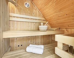 Knusse slaapkamer met uitzicht in Coldenhove bungalow, Eerbeek, Veluwe.