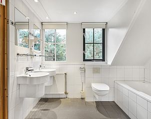 Badkamer met ligbad in Coldenhove bungalow, Eerbeek, Veluwe, voor ontspanning.