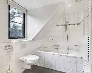 Buitenkant van Coldenhove 6-persoons bungalow in Eerbeek, Veluwe, omgeven door groen.