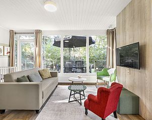 Moderne zithoek in Coldenhove 4-persoons babybungalow in Eerbeek, Veluwe, met uitzicht op het terras.