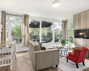 Open keuken en eetgedeelte in Coldenhove 4-persoons babybungalow in Eerbeek, Veluwe, met veel natuurlijk licht.