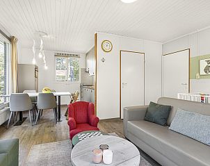 Gezellige eetruimte in Coldenhove 4-persoons babybungalow in Eerbeek, Veluwe, met uitzicht op de natuur.