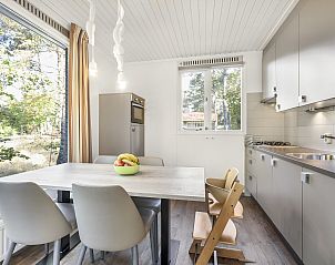 Gedekte eettafel in Coldenhove 4-persoons babybungalow in Eerbeek, Veluwe, met uitzicht op de omgeving.