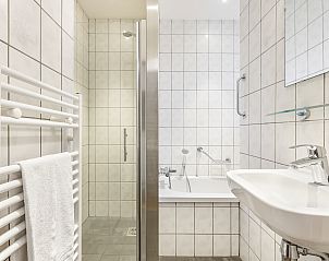 Comfortabel bed in Coldenhove 4-persoons babybungalow in Eerbeek, Veluwe, met modern hoofdbord.