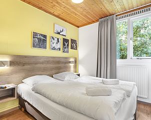 Bad met douche in Coldenhove 4-persoons babybungalow in Eerbeek, Veluwe, voor ultiem comfort.