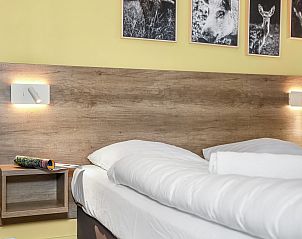 Kinderkamer in Coldenhove 4-persoons babybungalow in Eerbeek, Veluwe, met eenpersoonsbed en schommelstoel.