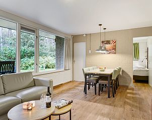 Eet- en leefruimte in Coldenhove 6-persoons bungalow 6B, Eerbeek, Veluwe, met zicht op het terras.