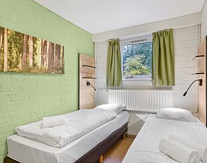 Tweede slaapkamer in Coldenhove 6-persoons bungalow 6B, Eerbeek, Veluwe, met uitzicht op de natuur.