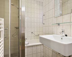 Achteraanzicht van Coldenhove bungalow 8C1, Eerbeek, omgeven door natuur.