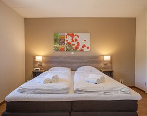 Luxe stoel bij de haard in Coldenhove 6-persoons bungalow 6L, Eerbeek, Gelderland.