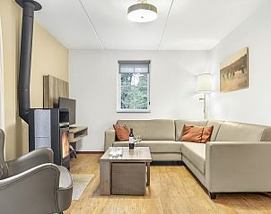 Eethoek met uitzicht op tuin in Coldenhove 6-persoons bungalow 6L, Eerbeek, Gelderland.