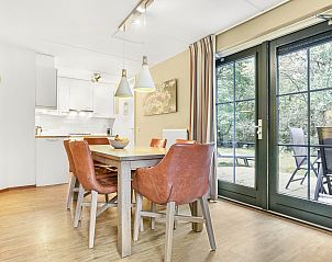 Achteraanzicht van Coldenhove 6-persoons bungalow 6L met tuin, Eerbeek, Gelderland.