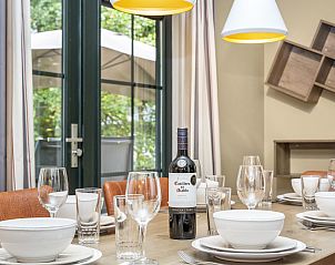 Terras met ligstoelen in Coldenhove 6-persoons bungalow 6L, Eerbeek, Veluwe.