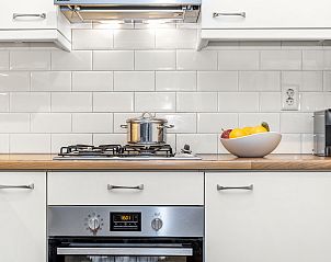 Ruime slaapkamer met ensuite badkamer in Coldenhove 6-persoons bungalow 6L, Eerbeek, Gelderland.