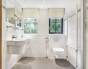 Vooraanzicht van Coldenhove 6-persoons bungalow 6L in Eerbeek, Veluwe, Gelderland.