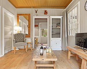 Gedekte eettafel in Coldenhove 4-persoons chalet, Eerbeek, Veluwe, ideaal voor gezellige diners.