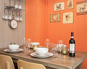 Coldenhove chalet in Eerbeek met slaapkamer voorzien van groene accenten en natuurlijk licht.