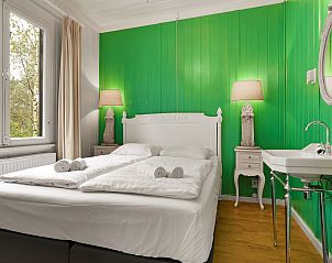 Moderne badkamer in Coldenhove 4-persoons chalet, Eerbeek, Veluwe met douche en raam.