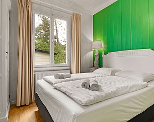 Douche in Coldenhove chalet in Eerbeek, Veluwe, voorzien van moderne tegels en accessoires.